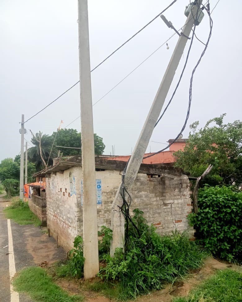 लापरवाही: एक सप्ताह पूर्व टूटा बिजली पोल, नहीं हुआ दुरुस्त
