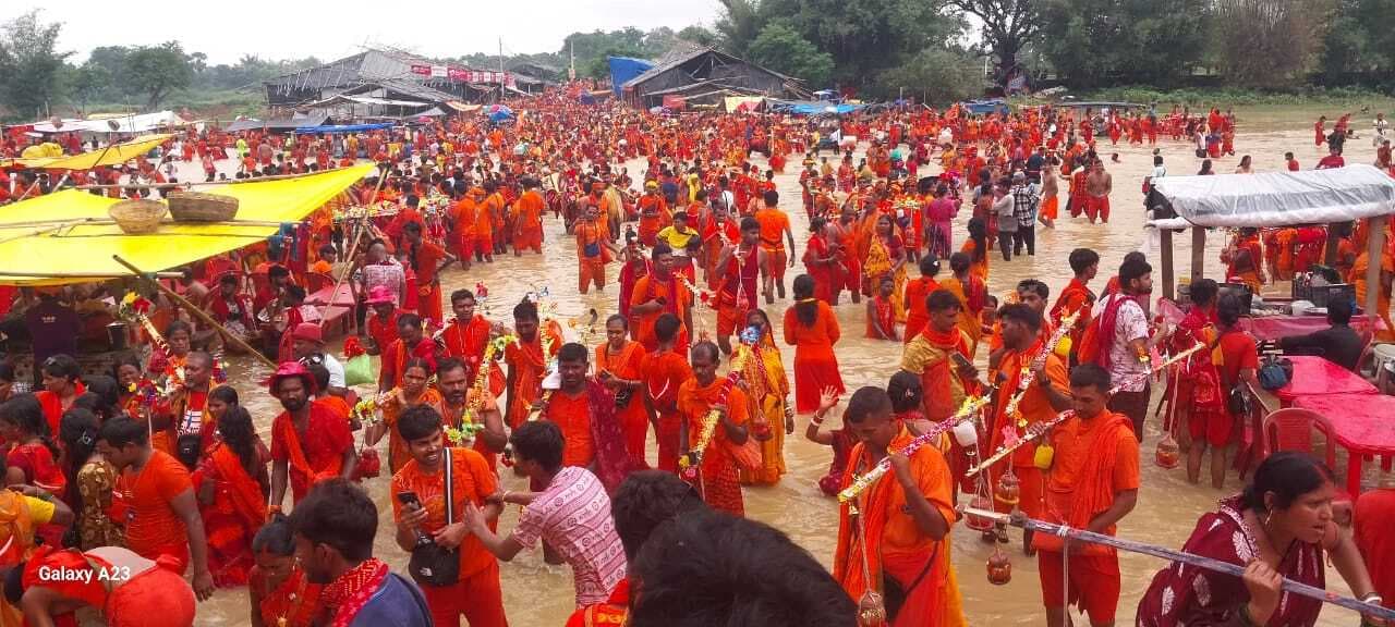 गोड़ियारी नदी में जलक्रीड़ा कर कांवरिये मिटा रहे अपनी थकान