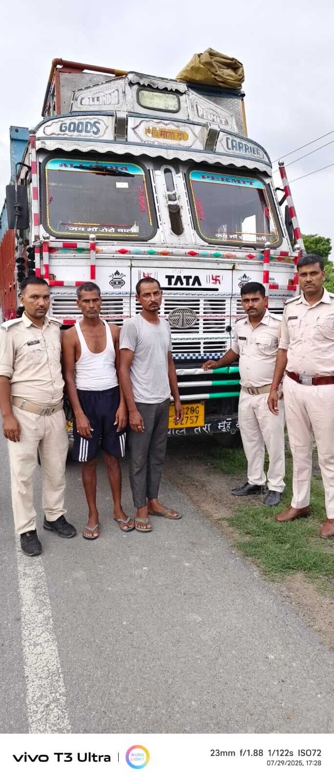 सिधवलिया में शराब लदा ट्रक बरामद, दो तस्कर गिरफ्तार