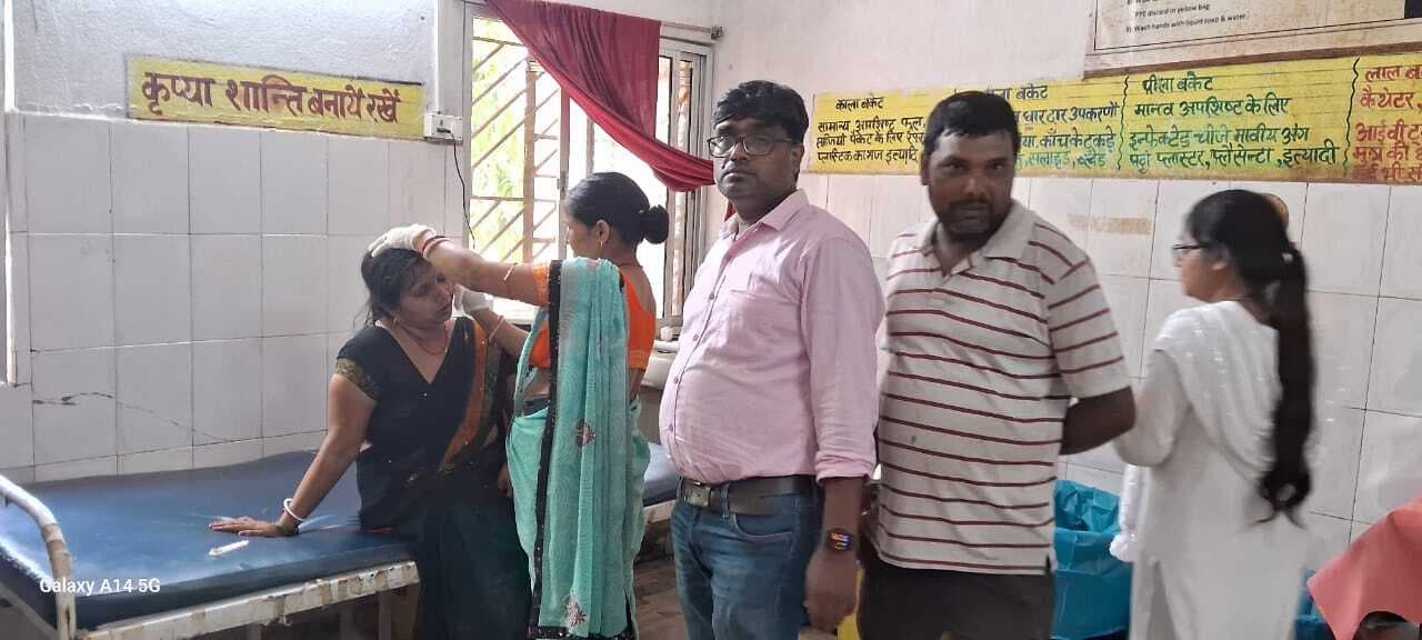 सारवां : ओवरटेक करने के चक्कर में टकराई बाइकें, दो घायल, रेफर