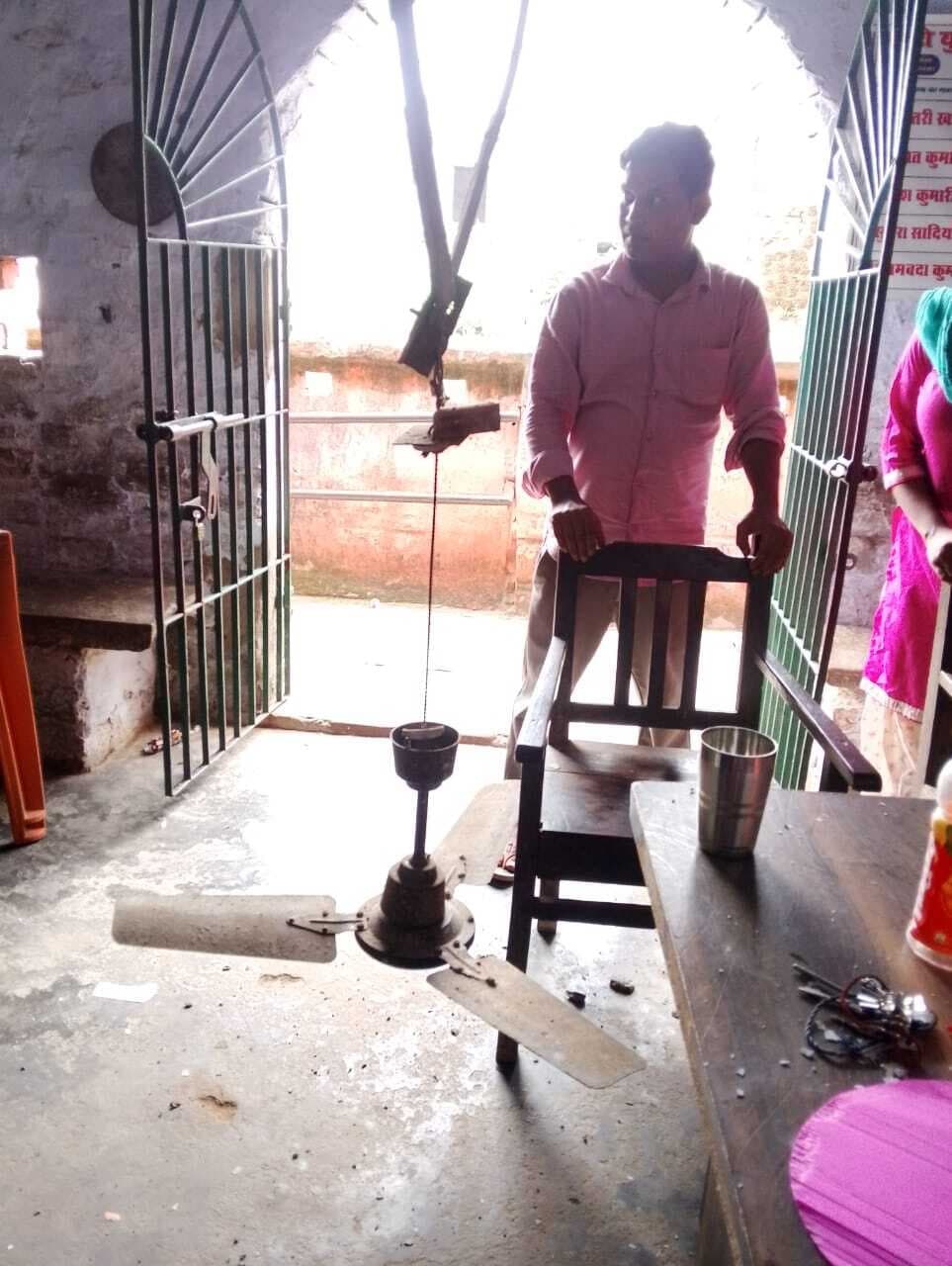 कन्या प्राथमिक विद्यालय में हेड टीचर पर गिरा सीलिंग फैन, घायल