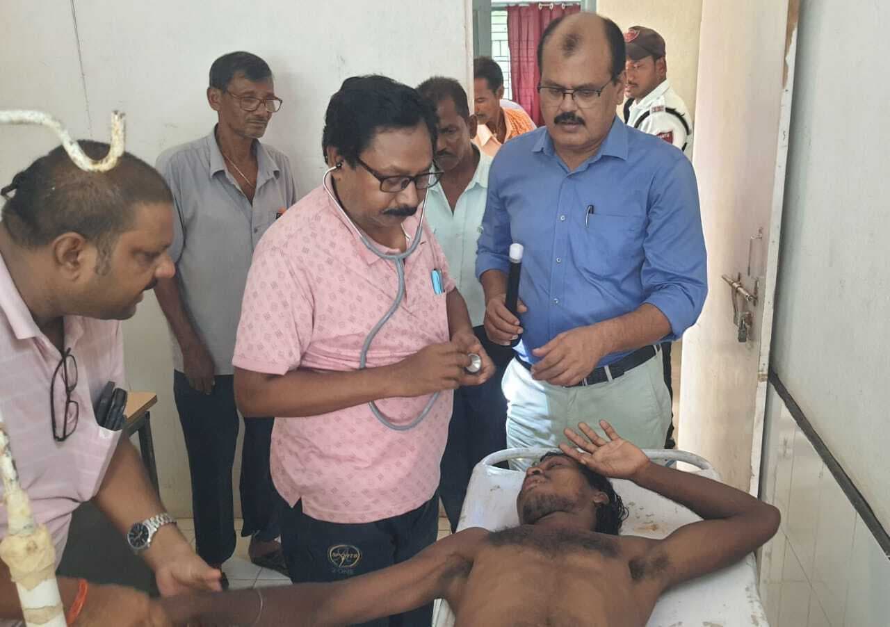 खपड़ा निकालने के दौरान युवक को सांप ने डंसा