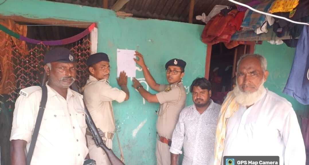 पुलिस ने वारंटी के घर चस्पाया इश्तेहार