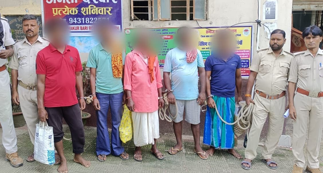 पुलिस ने पांच वारंटी को किया गिरफ्तार