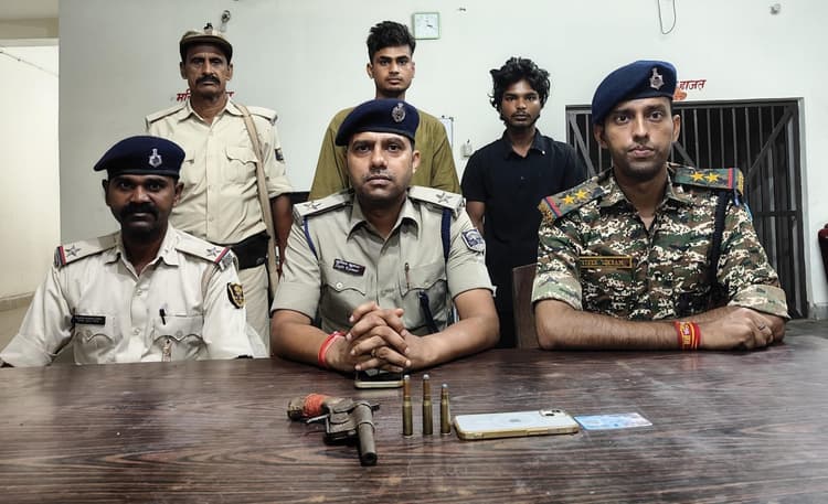 चोरी की बाइक, कट्टा व कारतूस के साथ दो गिरफ्तार