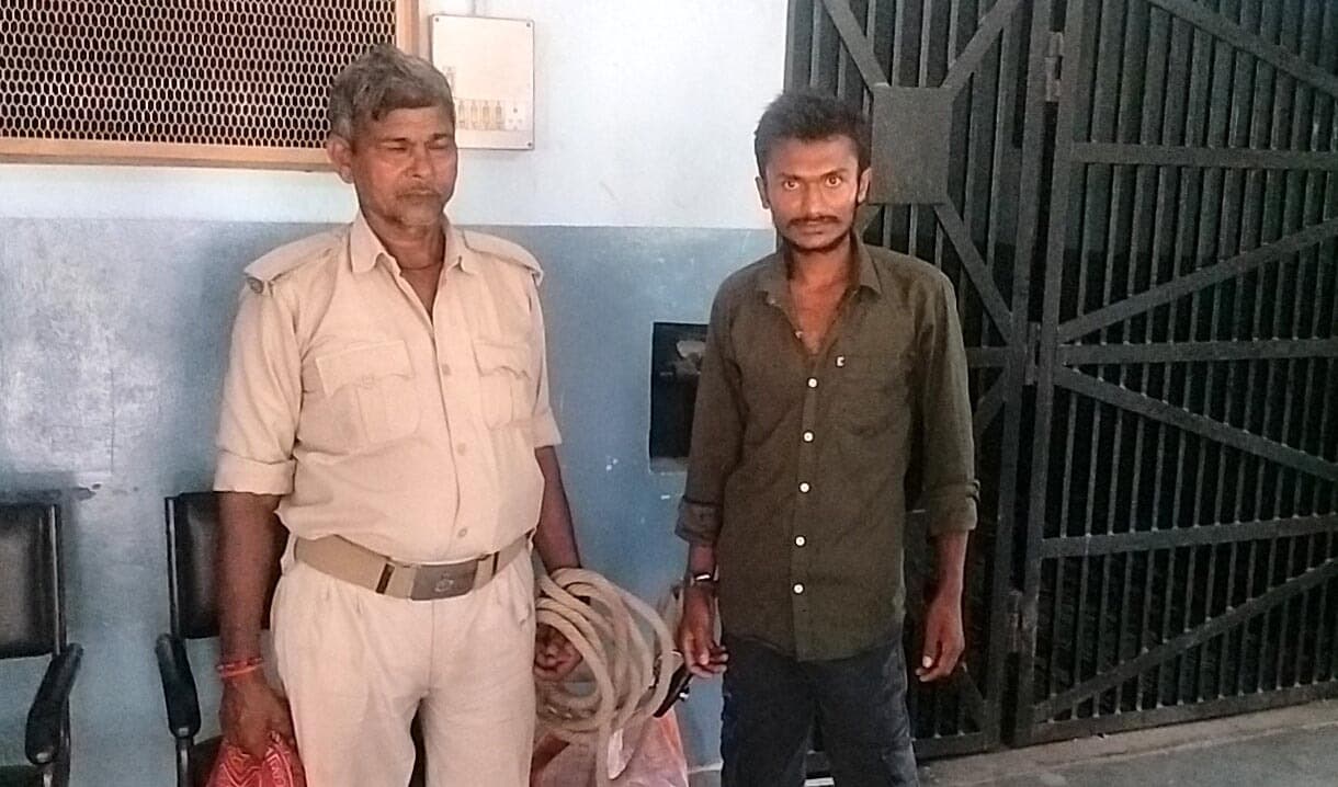 मुस्तफापुर गांव से पुलिस ने फरार शराब तस्कर को किया गिरफ्तार