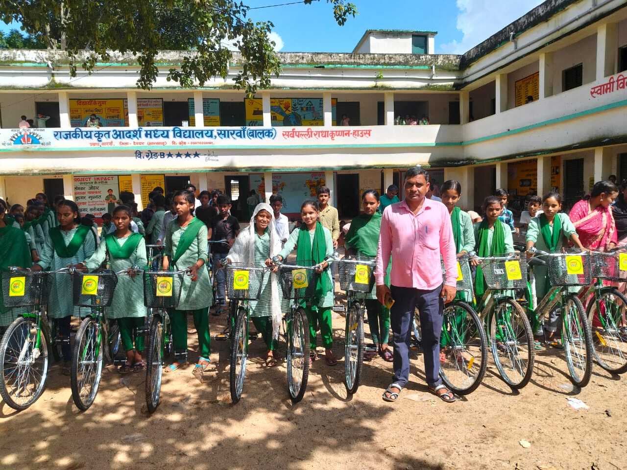 सारवां: स्कूली विद्यार्थियों के बीच साइकिल का किया वितरण