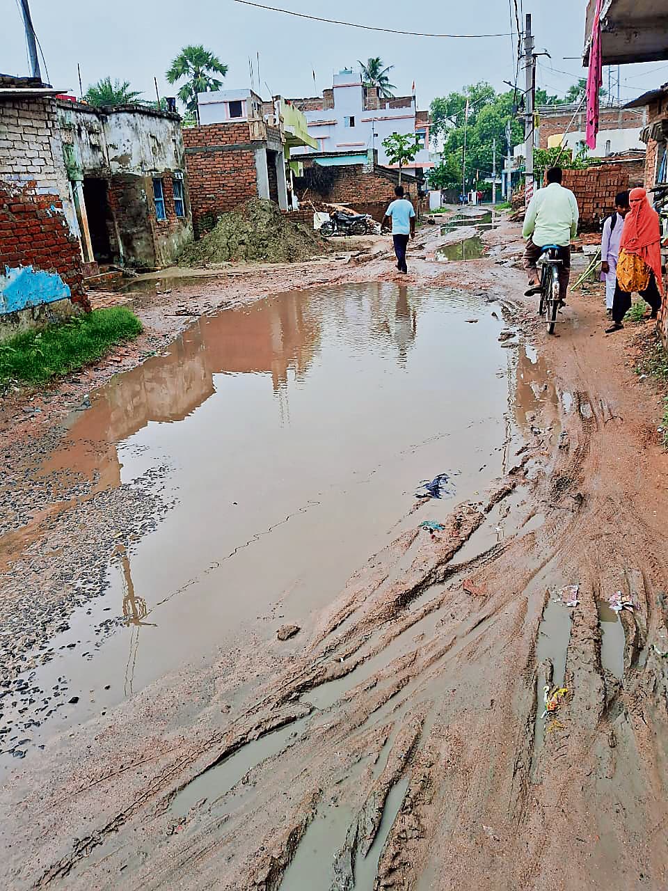 Hajipur News : दो दिनों से हो रही बारिश से सड़कों की हालत बिगड़ी