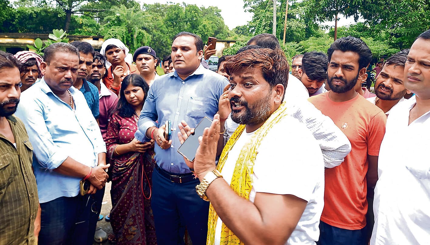 Hajipur News : बिदुपुर में बिजली आपूर्ति बाधित रहने से उपभोक्ता भड़के, उपकेंद्र पर किया प्रदर्शन