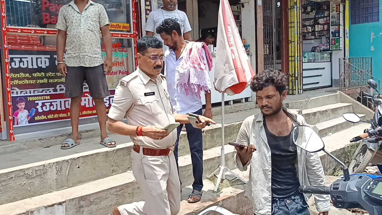 दिनदहाड़े मोबाइल चोरी करते चोर को लोगों ने पकड़कर पीटा