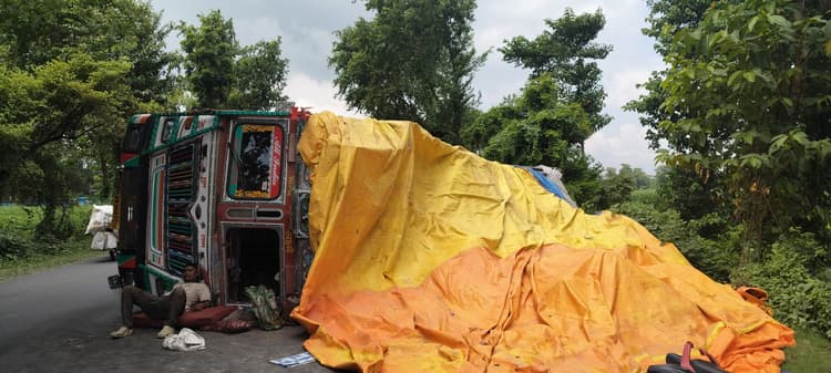 एनएच 31 पर पलटा ट्रक, कोई हताहत नहीं,