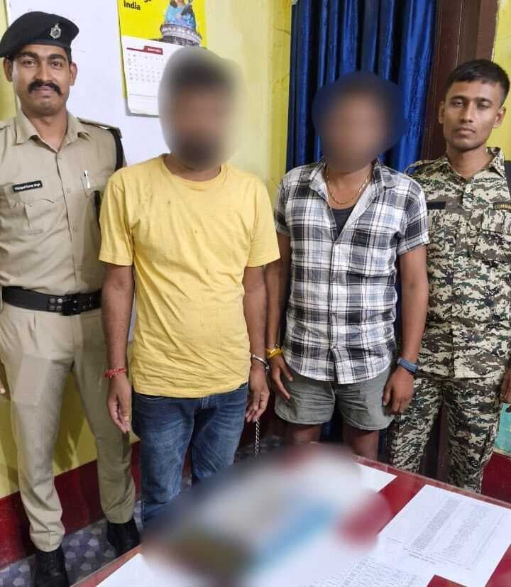 कट्टा, तीन कारतूस के साथ दो अपराधी गिरफ्तार, चोरी की बाइक पुलिस ने की बरामद