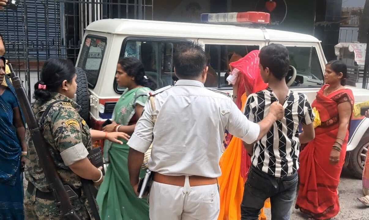 Samastipur News:दुकान में मोबाइल चोरी करते रंगेहाथ धराया