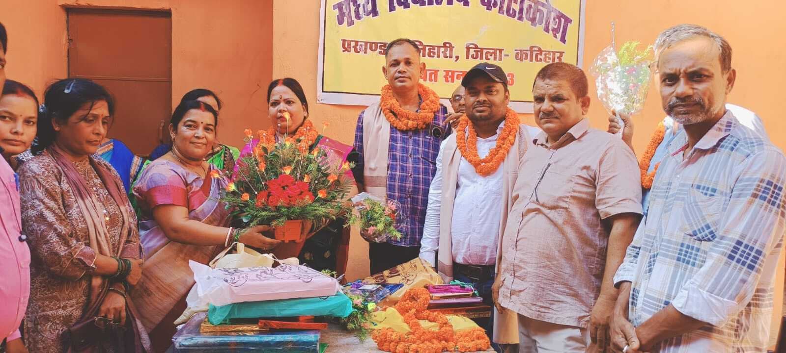 प्रधान शिक्षक बनने पर दी गयी विदाई