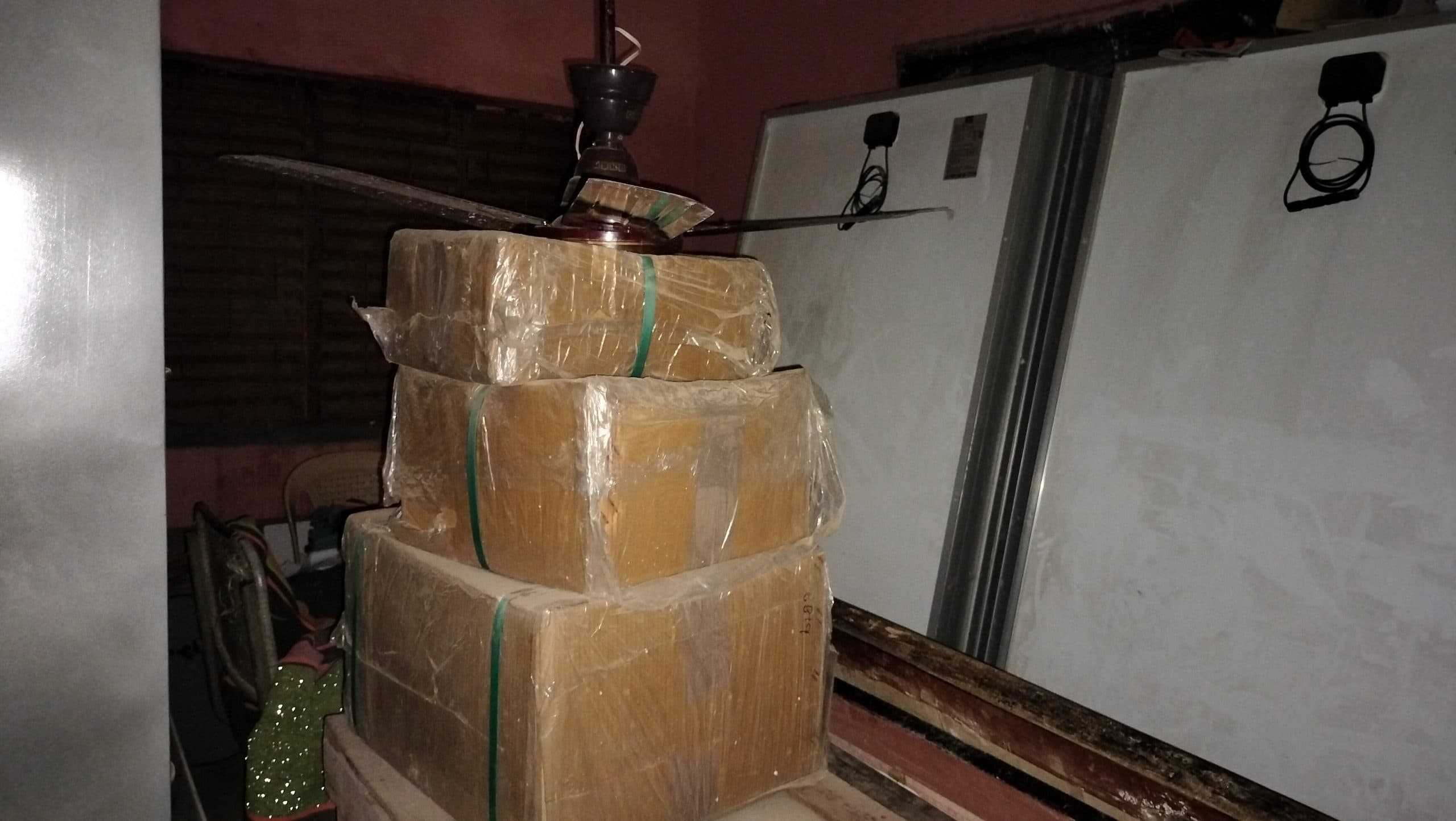 विद्यालय में दो साल से धूल फांक रहे हैं सोलर प्लेट, कोई लगानेवाला नहीं