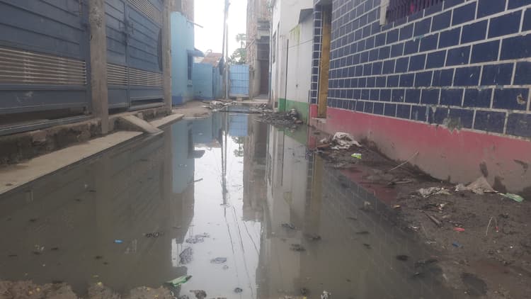 सड़कों पर बह रहा नाले का गंदा पानी