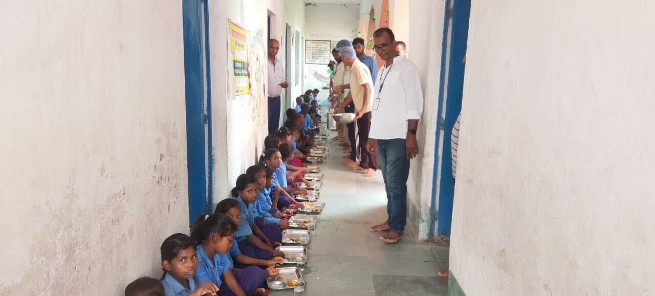 विद्यालय में तिथि भोजन का आयोजन, बच्चों ने खीर-पूड़ी का आनंद लिया