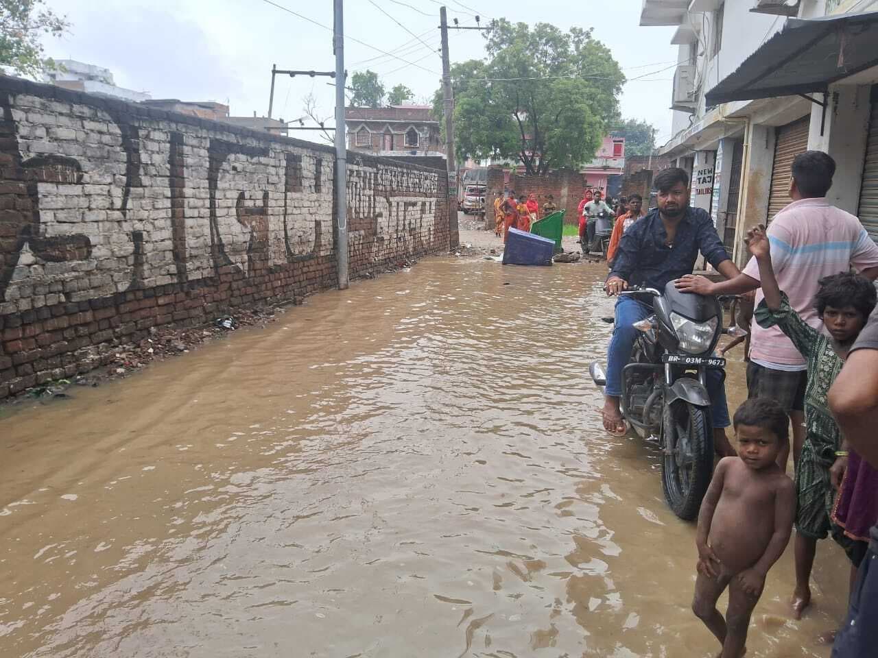 नगर पंचायत गड़हनी के कई दुकान में घुसा बारिश का पानी, लाखों की बर्बादी