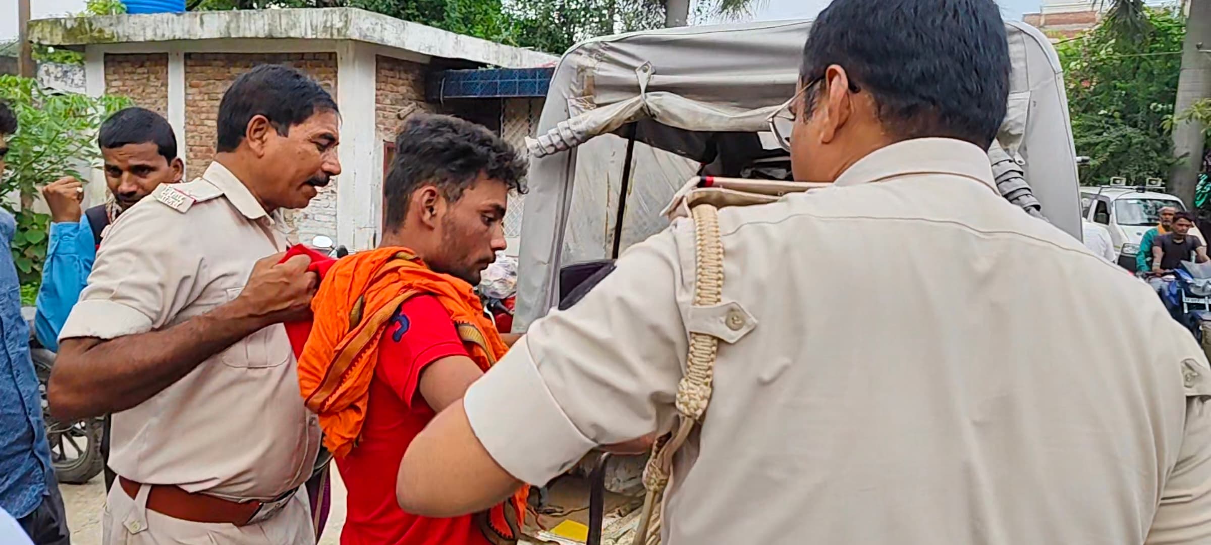 बाइक चोरी कर भाग रहे चोर को मालिक व सुरक्षाकर्मियों ने पीटा