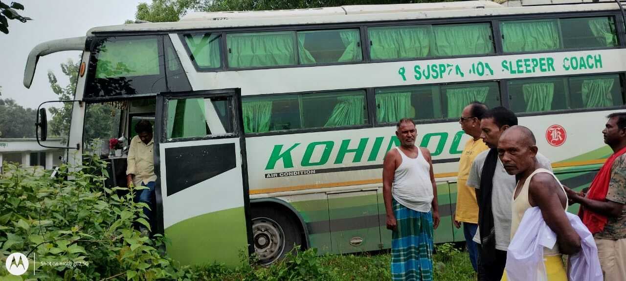 रांची से भागलपुर जा रही बस पहाड़पुर के पास दुर्घटनाग्रस्त, बाल-बाल बचे यात्री