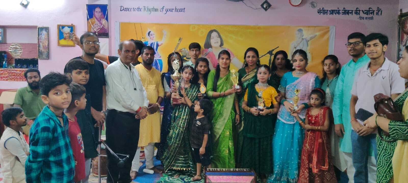 कजरी की धून पर झूमे लोग, कलाकरों ने जमाया रंग