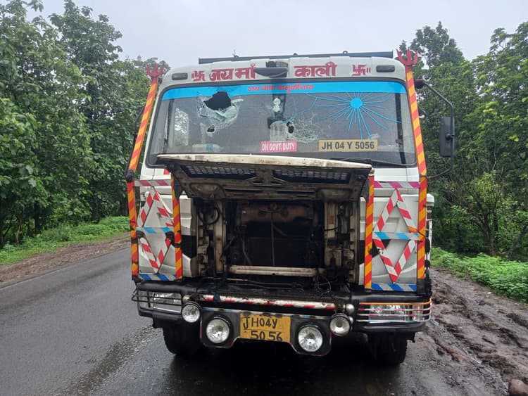 हादसे में बाइक सवार युवक की मौत के बाद उग्र भीड़ ने दर्जनों वाहनों में की तोड़फोड़