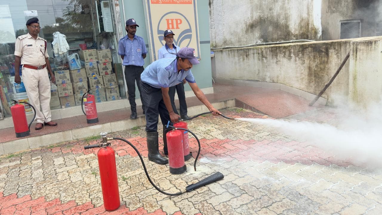 माॅकड्रिल के माध्यम से स्कूली बच्चों को आग से बचने के बताये उपाय