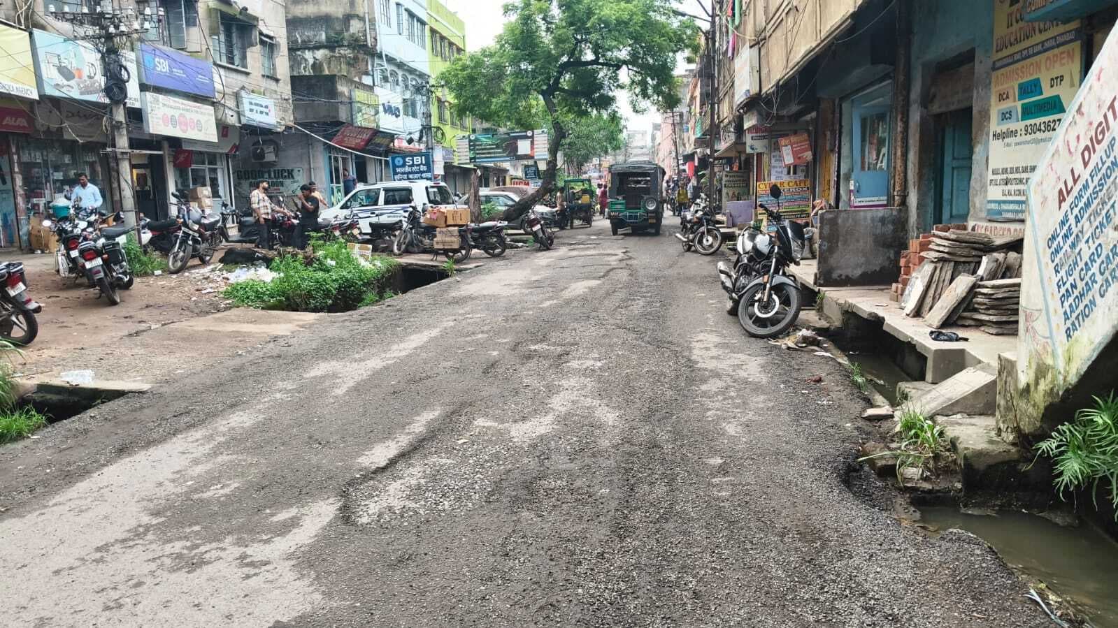 Dhanbad News : पहली बरसात भी झेल नहीं पायी 8.30 करोड़ की सड़क, बने जगह-जगह गड्ढे