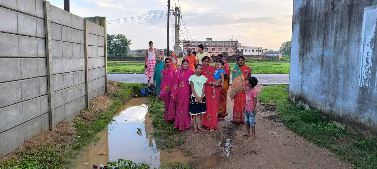 पसिया में जल निकासी नहीं होने से सड़क पर जलजमाव, ग्रामीणों की बढ़ी परेशानी