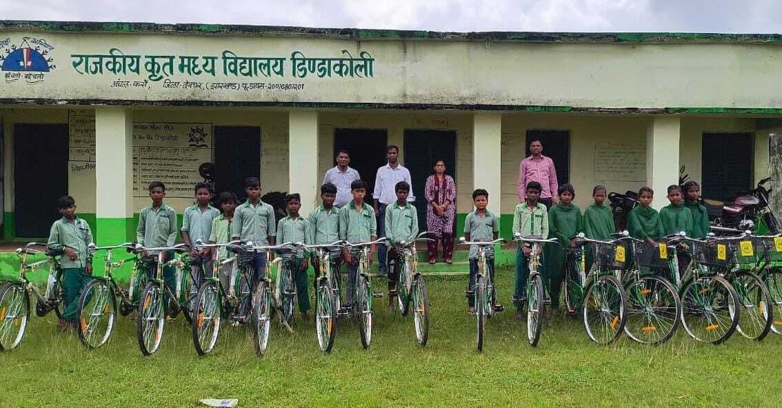 करौं : डिंडाकोली मध्य विद्यालय में साइकिल वितरित