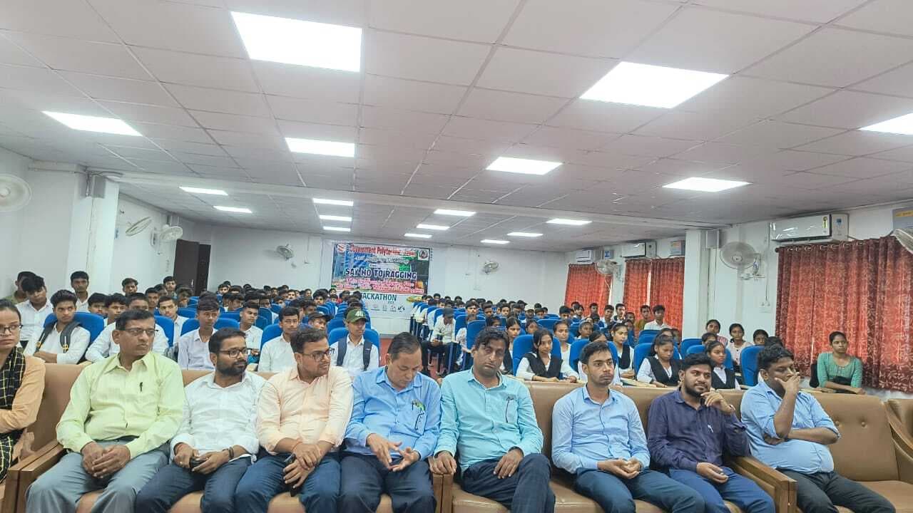 पॉलिटेक्निक कॉलेज की शैक्षणिक व्यवस्था से अवगत हुए नये छात्र-छात्राएं