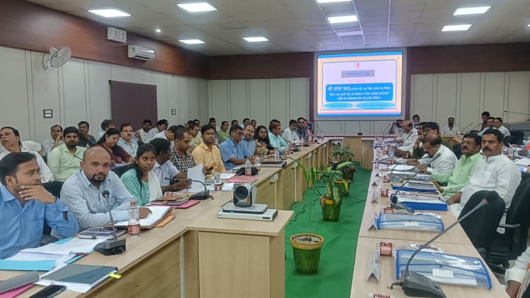 बीस सूत्री बैठक में योजनाओं के क्रियान्वयन पर हुई चर्चा