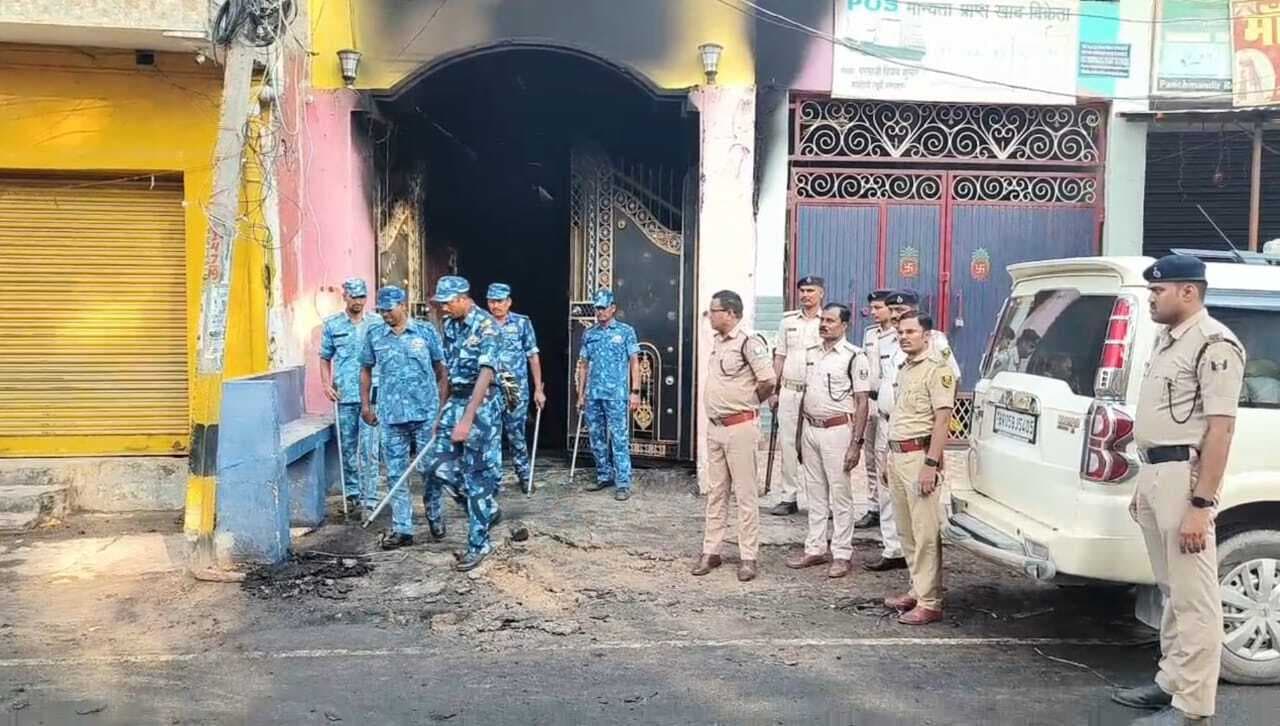 Motihari : युवक की चाकू मार हत्या, आरोपी के घर हमलाकर आगजनी
