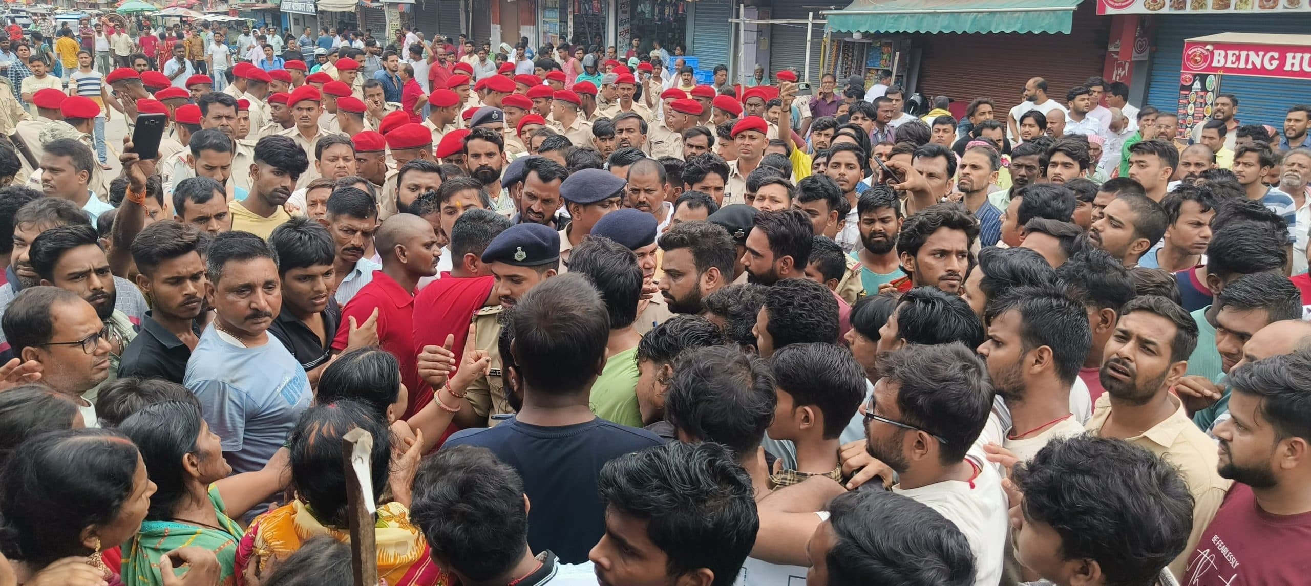 Motihari: शव के साथ आक्रोशितों ने किया हंगामा, तीन घंटे तक सड़क जाम