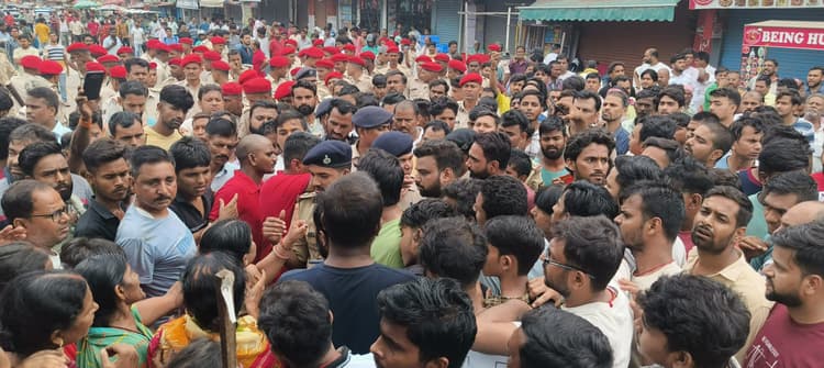 Motihari: शव के साथ आक्रोशितों ने किया हंगामा, तीन घंटे तक सड़क जाम