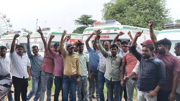 गोड्डा में 108 एंबुलेंस कर्मियों और संचालकों के बीच विवाद बढ़ा, हड़ताल से सेवाएं ठप