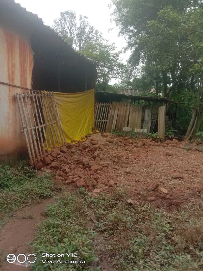 Chaibasa News : बारिश से गिरा कच्चा मकान, बाल-बाल बचा तीन माह का मासूम