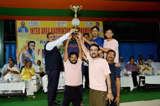 बैडमिंटन टूर्नामेंट में जीतने वाले खिलाड़ी को किया गया पुरस्कृत