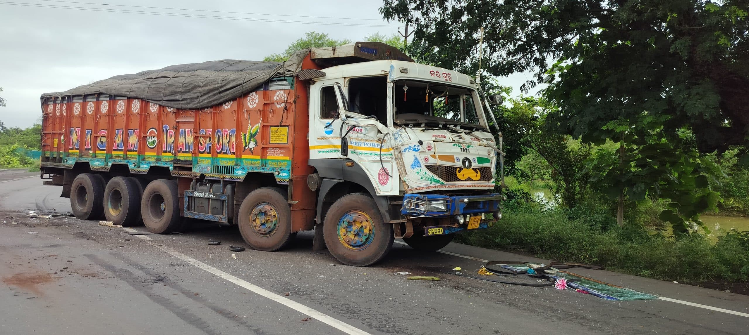 Seraikela Kharsawan News : कोयला लदा ट्रक और हाइवा टकराया, चालक गंभीर