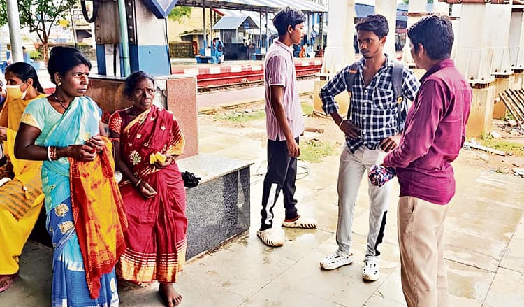 East Singhbhum News : महिला को सांप ने काटा, एंबुलेंस नहीं मिली, ट्रेन से झाड़ग्राम ले गये परिजन