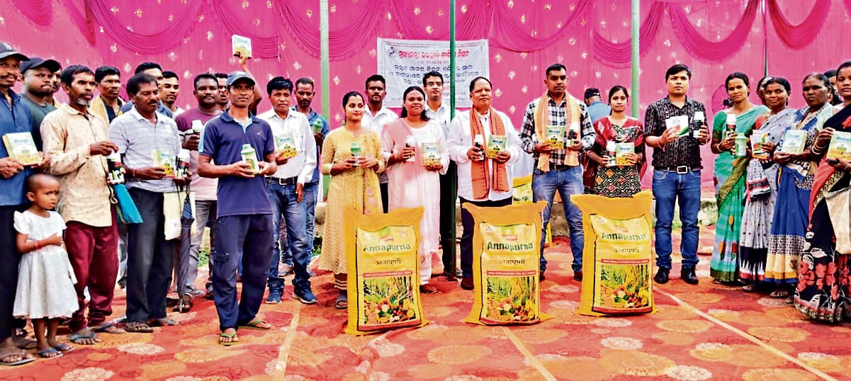 Rourkela News: किसानों में उन्नत बीज, जैविक उर्वरक व कीटनाशक का वितरण