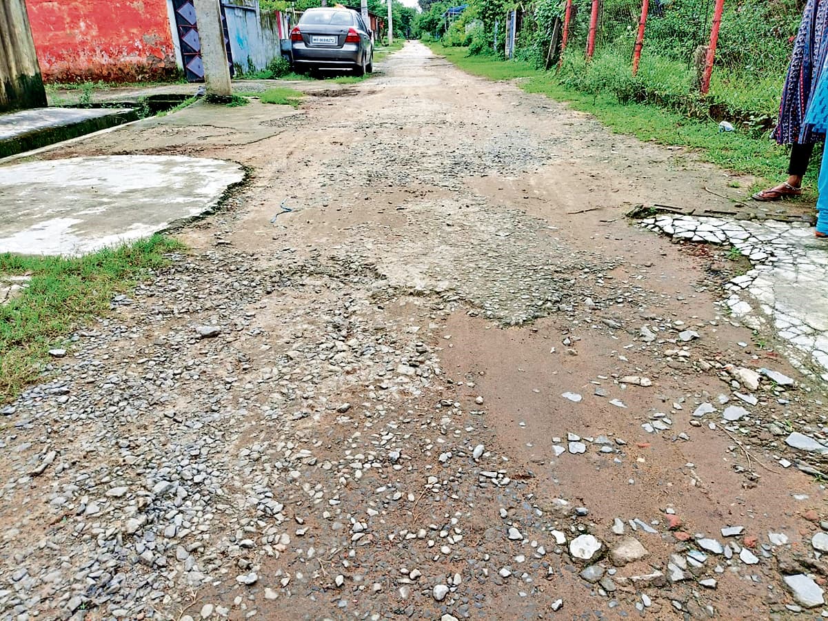 Rourkela News: गिट्टी उखड़ने से जर्जर हुई सड़क, गिरकर घायल हो रहे लोग