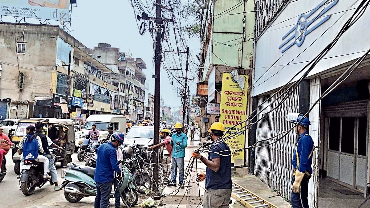 Rourkela News: कचहरी रोड में बिजली के तारों में शॉर्ट सर्किट से लगी आग, मची अफरा-तफरी