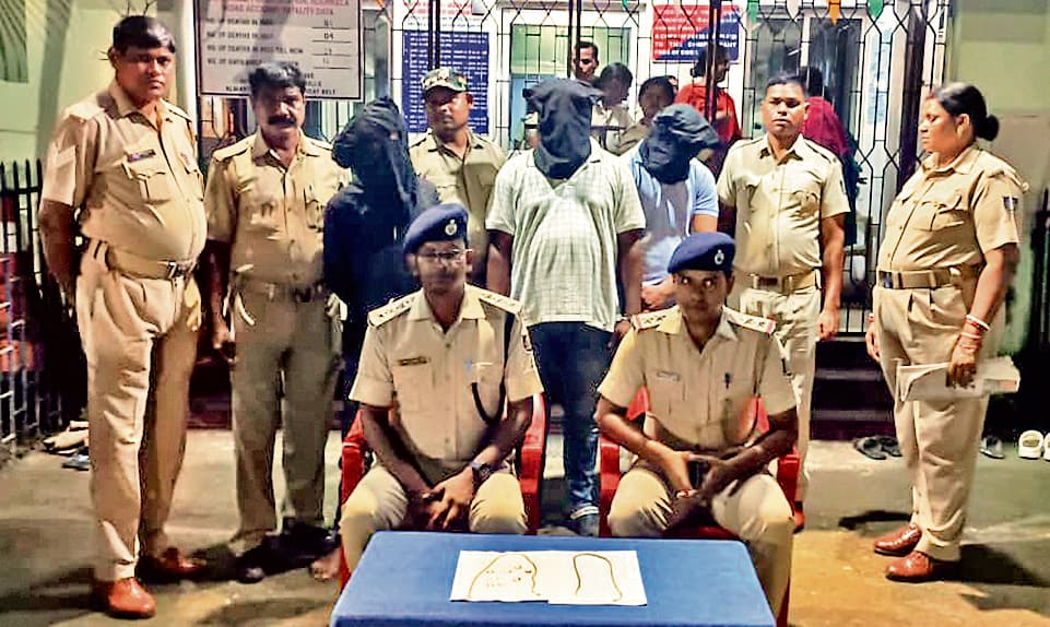 Rourkela News: महिला से छिनतई में तीन आराेपी गिरफ्तार, सोने की दो चेन व आठ लाकेट बरामद