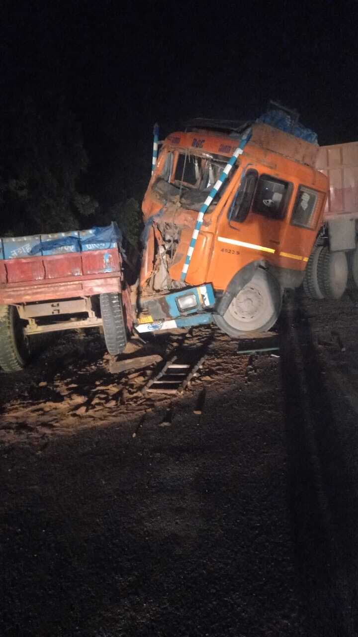 दो वाहन आपस में टकराये ट्रैक्टर चालक की गयी जान