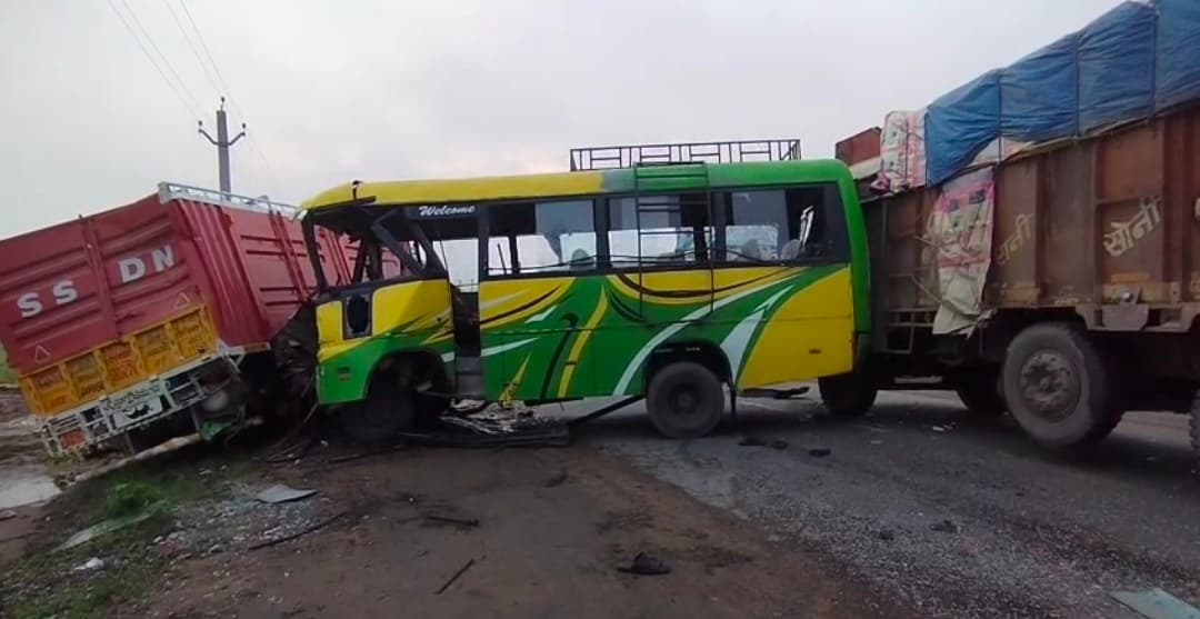 पालीगंज से पटना आ रही बस में पीछे से ट्रक ने मारा धक्का, तीन यात्री घायल