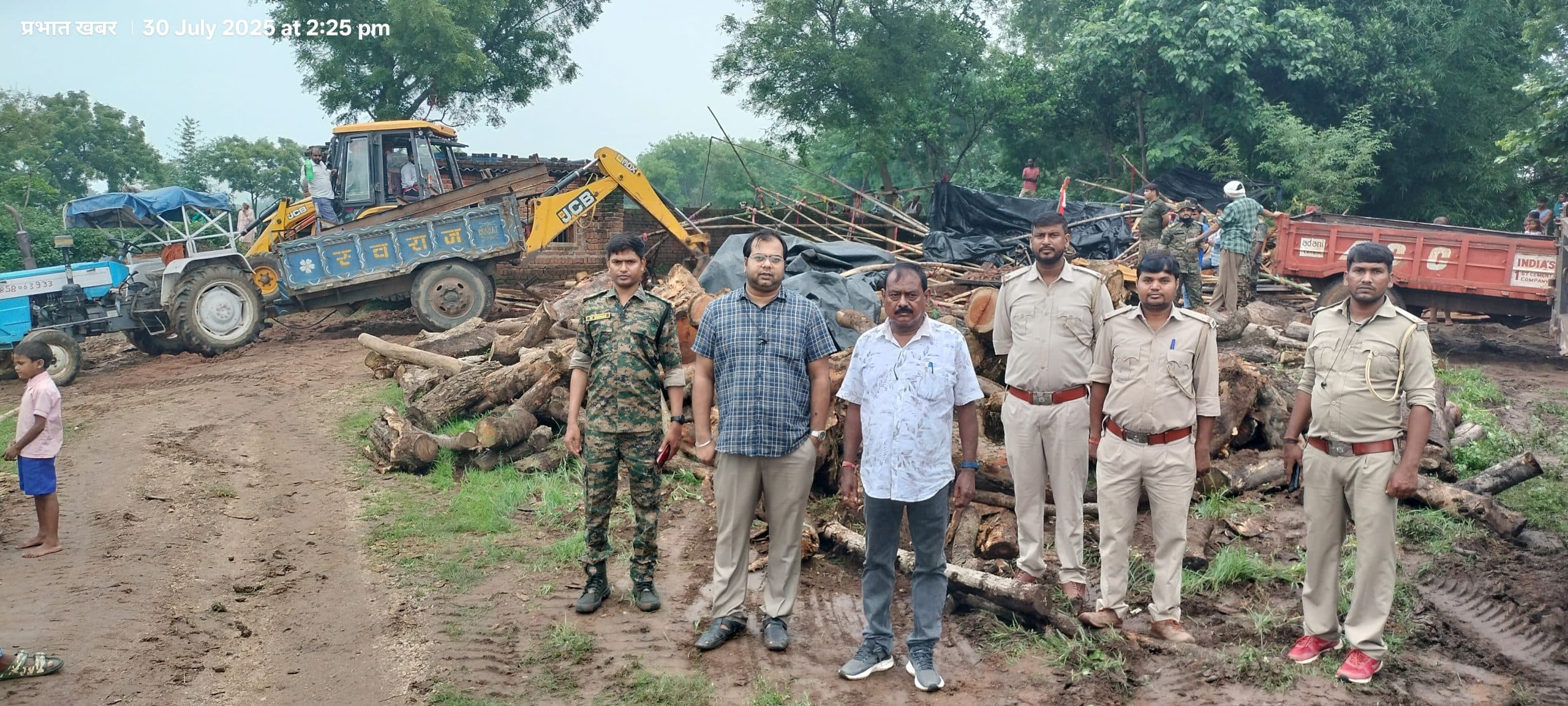 Giridih News :अवैध आरा मिलों पर कार्रवाई, लाखों की लकड़ियां जब्त