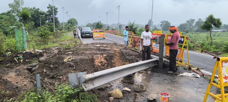 Giridih News :गिरिडीह-डुमरी रोड पर बने गोफ की हुई भराई