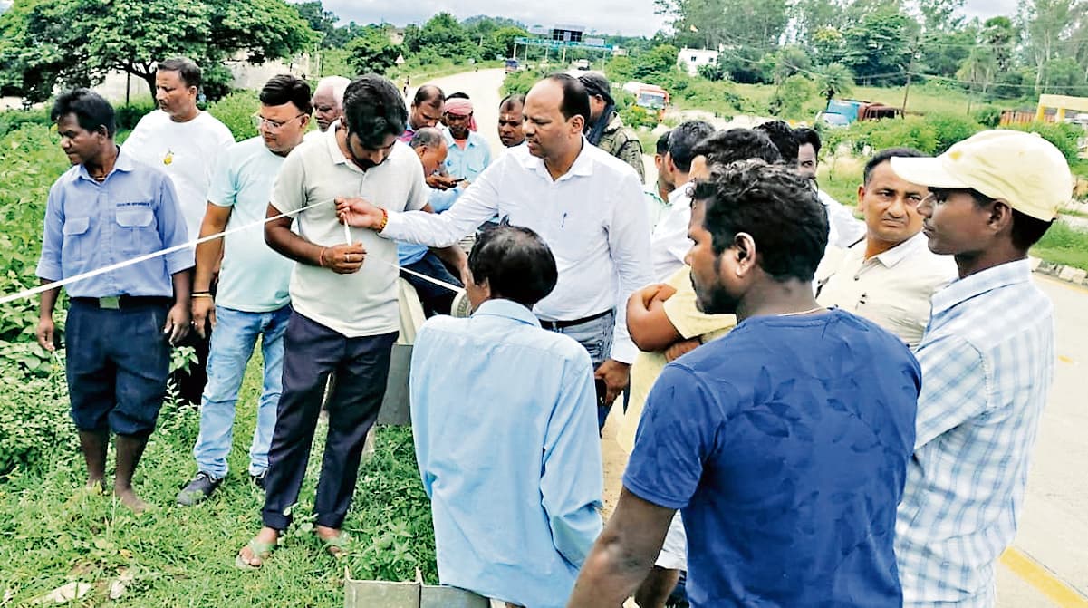 East Singhbhum News : पुलिस की सुरक्षा में टीम ने की विवादित जमीन की मापी