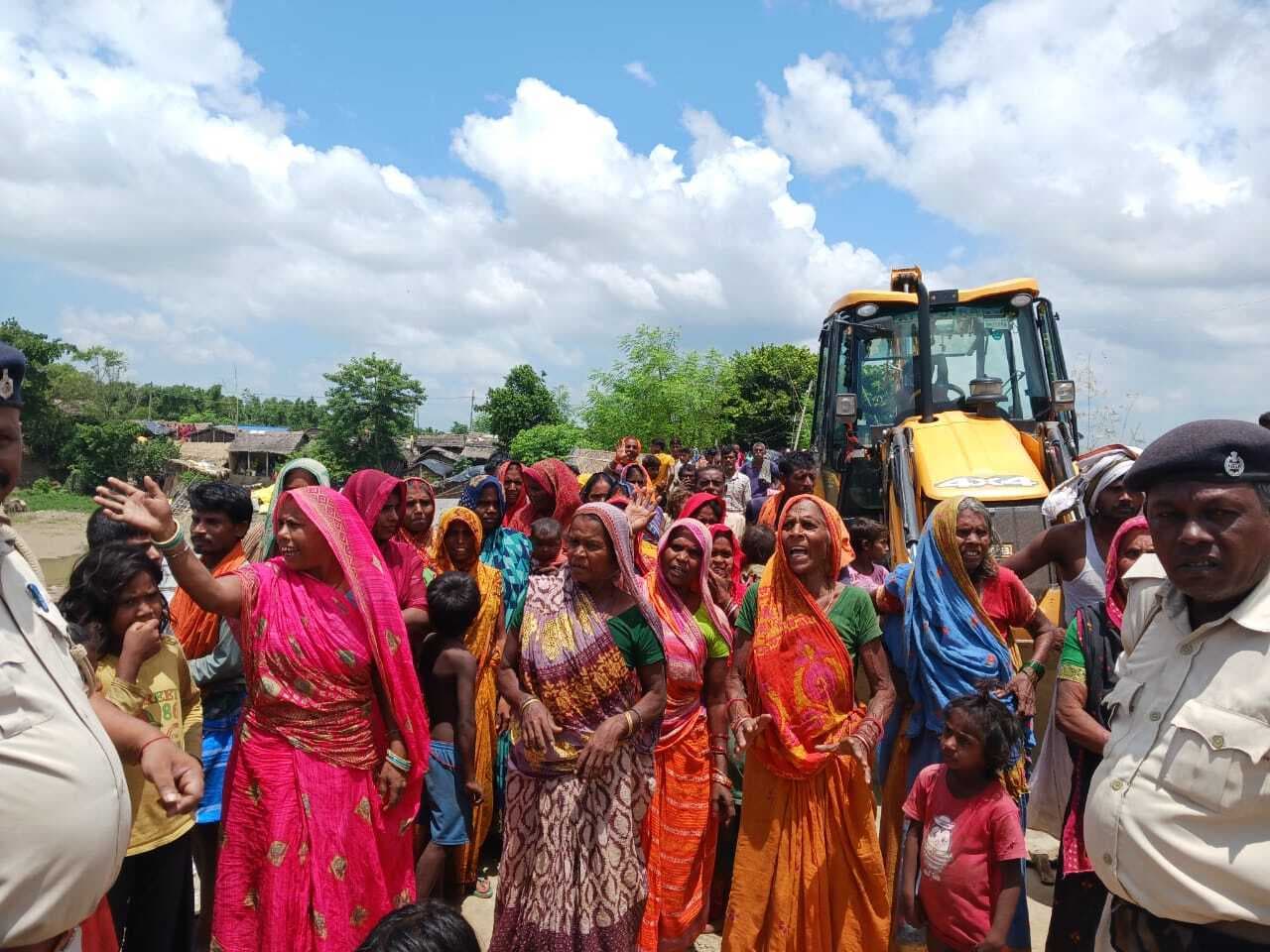 Bhagalpur news विरोध के बावजूद तटबंध से अतिक्रमण हटाने ने का कार्य जारी